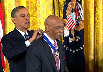 Obama giving award to Ernie Banks