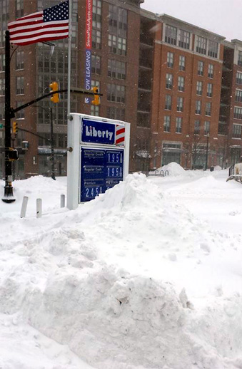 Heavy snow at a gas station in Washington DC